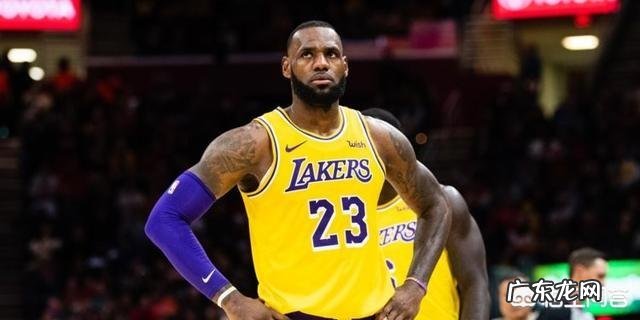 为什么有人说詹姆斯职业生涯第一次被驱逐的事件是故意为之？对此你怎么看？