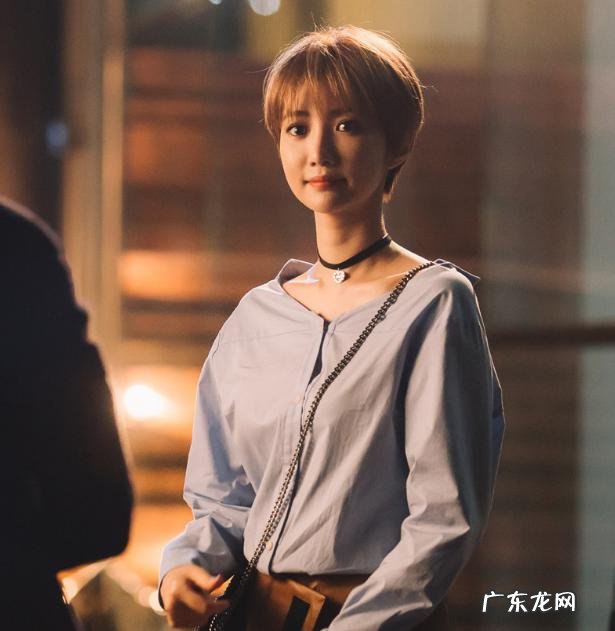 刘诗诗超短发亮相、陈伟霆震惊,超短发女孩怎样穿能有女人味?