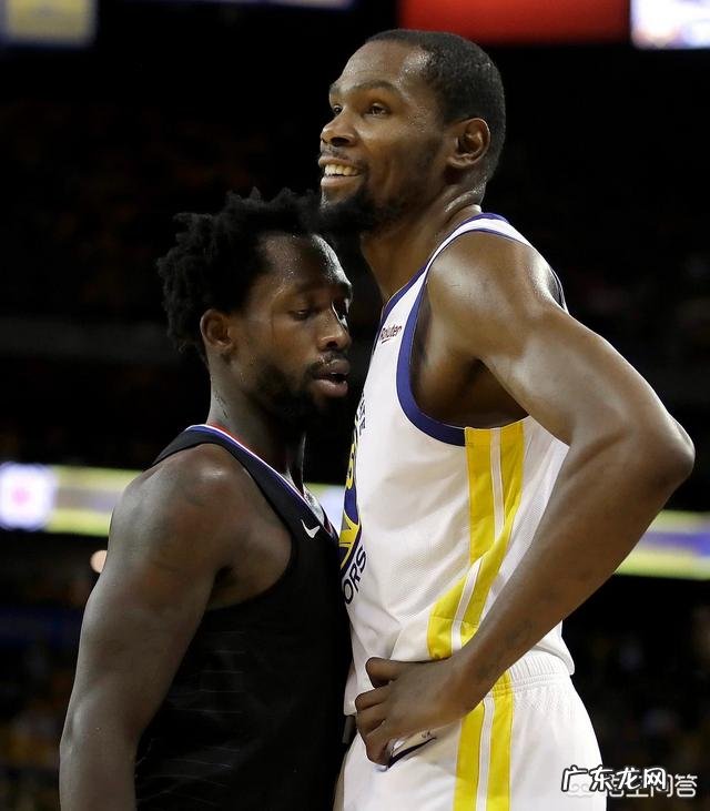 季后赛前两场,你认为杜兰特是故意收着打吗?