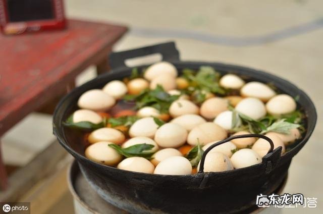 农村端午节挂艾草，你知道应该挂有根还是没根艾草吗？挂的时候根应该朝上还是朝下？