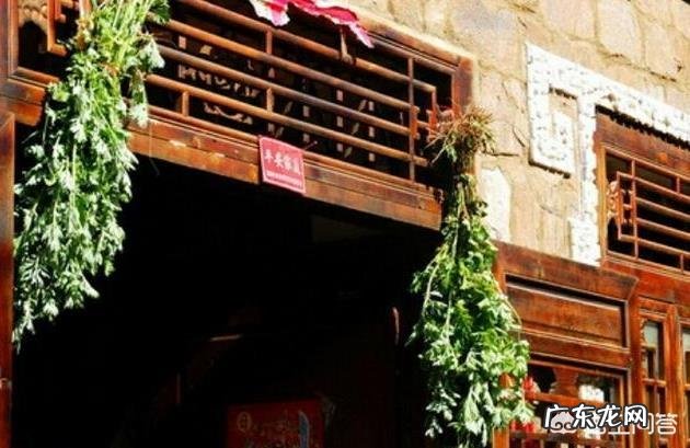 农村端午节挂艾草，你知道应该挂有根还是没根艾草吗？挂的时候根应该朝上还是朝下？