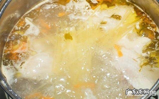 坐月子是吃老母鸡还是吃公鸡好?