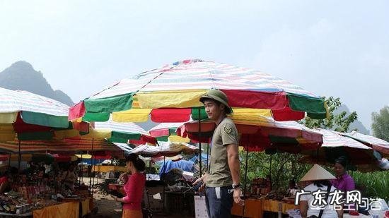 看农村赶集的街上有好多人卖衣服,一般一年可以赚多少钱呢?是不是比打工强很多呢?