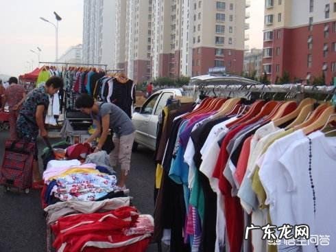 看农村赶集的街上有好多人卖衣服,一般一年可以赚多少钱呢?是不是比打工强很多呢?