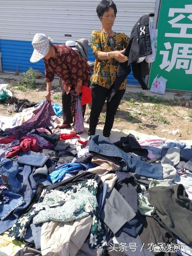 看农村赶集的街上有好多人卖衣服,一般一年可以赚多少钱呢?是不是比打工强很多呢?