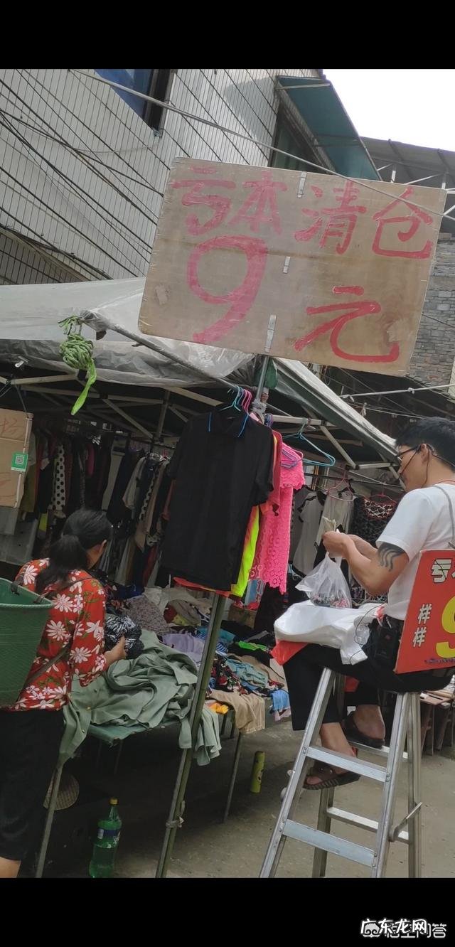 看农村赶集的街上有好多人卖衣服,一般一年可以赚多少钱呢?是不是比打工强很多呢?