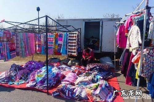 看农村赶集的街上有好多人卖衣服,一般一年可以赚多少钱呢?是不是比打工强很多呢?