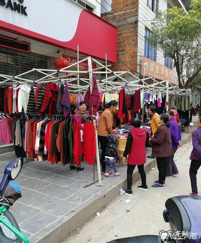 看农村赶集的街上有好多人卖衣服,一般一年可以赚多少钱呢?是不是比打工强很多呢?