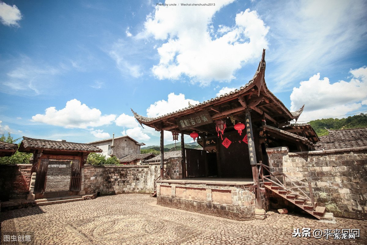 一座房子背山面水,坐北朝南是理想的选择,房子的布局是很讲究的 背靠山面朝水的房子风水
