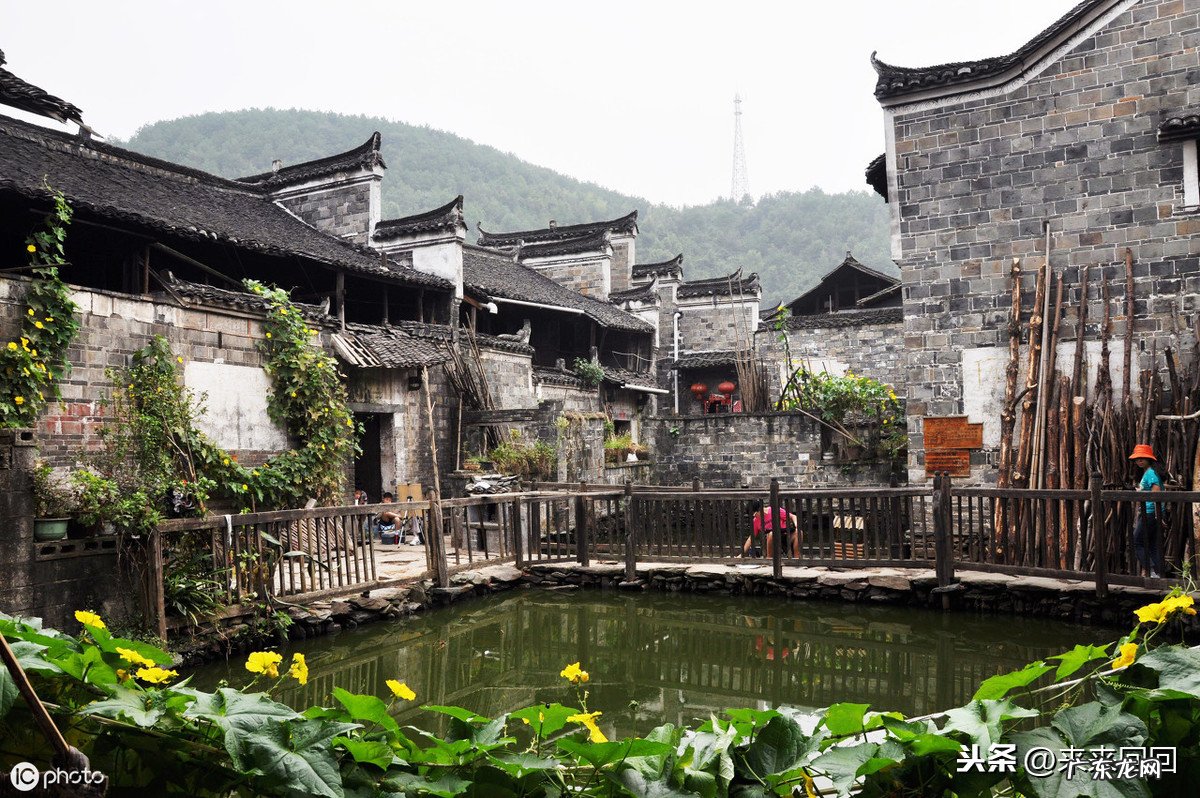 一座房子背山面水,坐北朝南是理想的选择,房子的布局是很讲究的 背靠山面朝水的房子风水