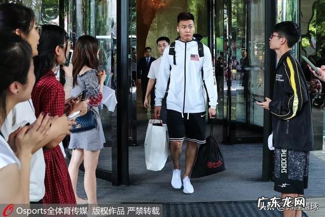 赵睿为何遭到2000吉林球迷狂嘘?是因为球服门事件还是闪垫丛明晨事件,你怎么看?