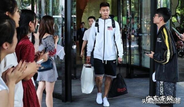 赵睿为何遭到2000吉林球迷狂嘘?是因为球服门事件还是闪垫丛明晨事件,你怎么看?