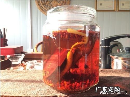 泡在药酒坛里的蛇一年了,开坛后为什么还会咬农民的手?