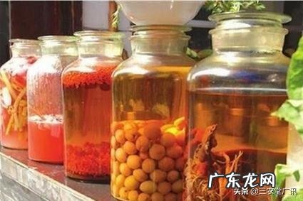 泡在药酒坛里的蛇一年了,开坛后为什么还会咬农民的手?