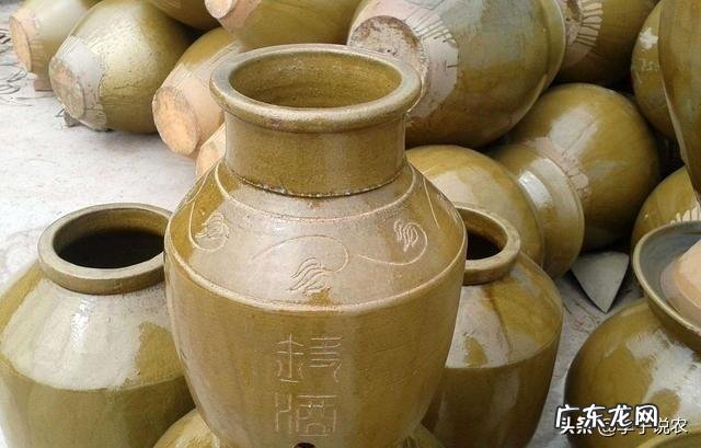 泡在药酒坛里的蛇一年了,开坛后为什么还会咬农民的手?