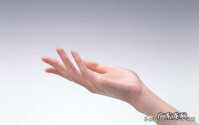 指甲上出现凹横杠是什么病?