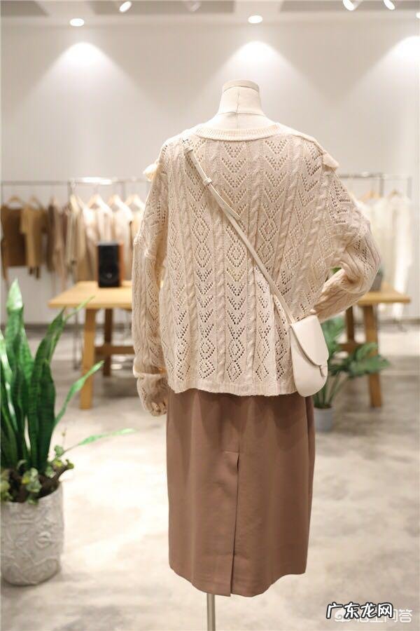 卡其色的下装配什么颜色的上装好看?应该如何进行搭配?