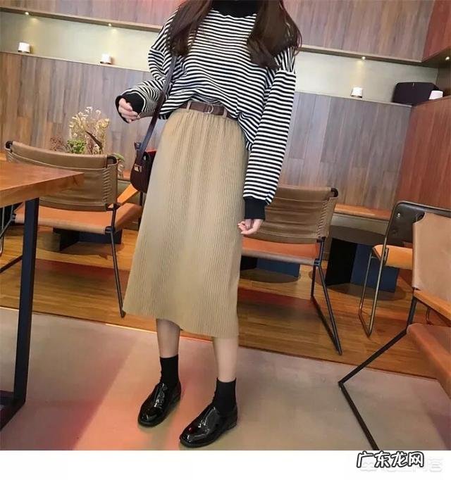 卡其色的下装配什么颜色的上装好看?应该如何进行搭配?