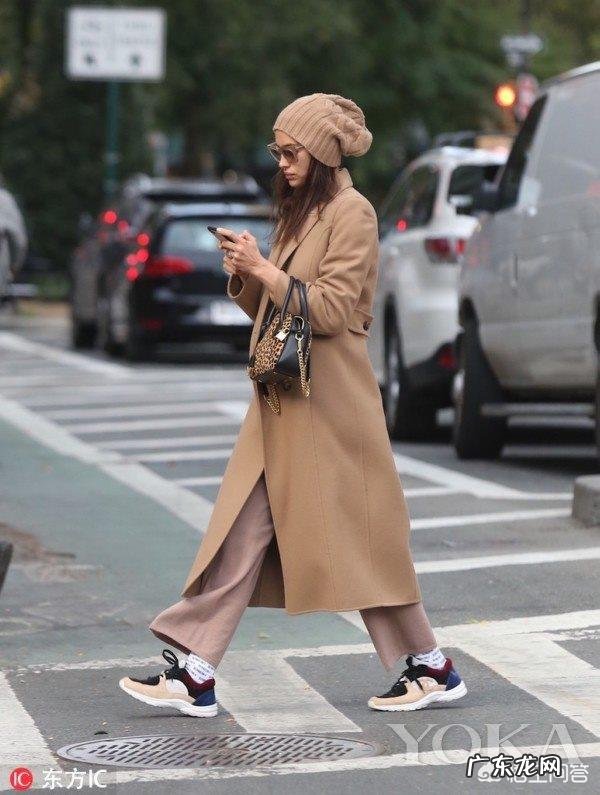 卡其色的下装配什么颜色的上装好看?应该如何进行搭配?