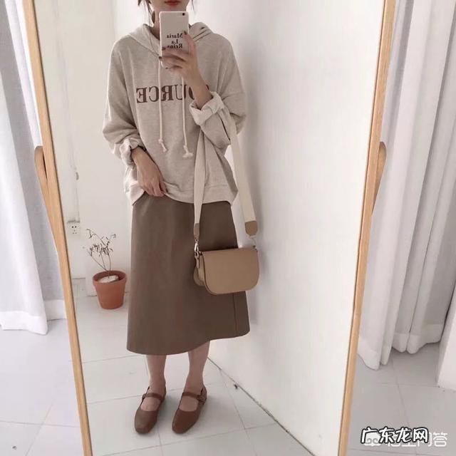 卡其色的下装配什么颜色的上装好看?应该如何进行搭配?