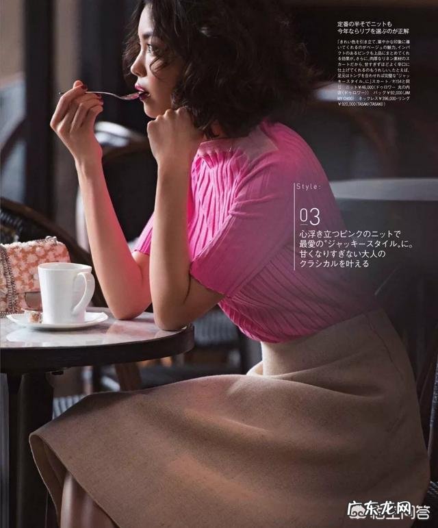 卡其色的下装配什么颜色的上装好看?应该如何进行搭配?