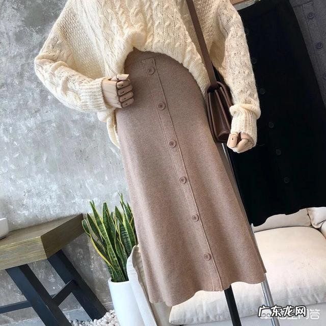 卡其色的下装配什么颜色的上装好看?应该如何进行搭配?