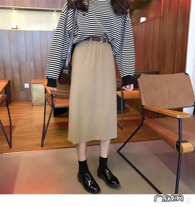 卡其色的下装配什么颜色的上装好看?应该如何进行搭配?