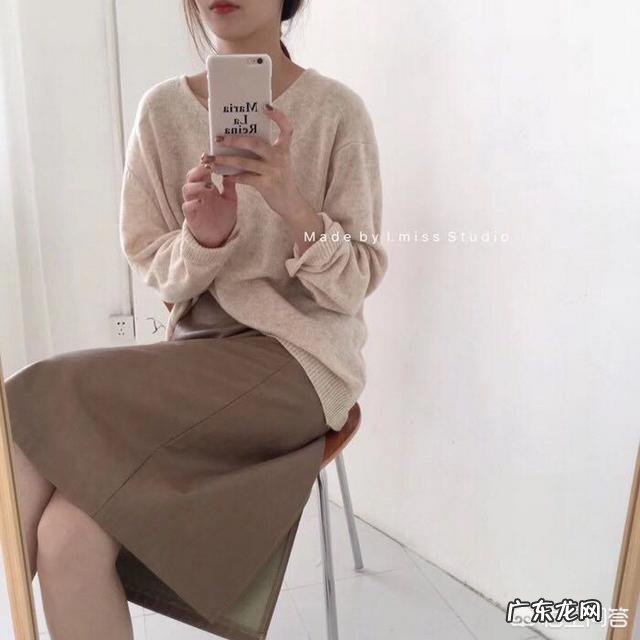 卡其色的下装配什么颜色的上装好看?应该如何进行搭配?