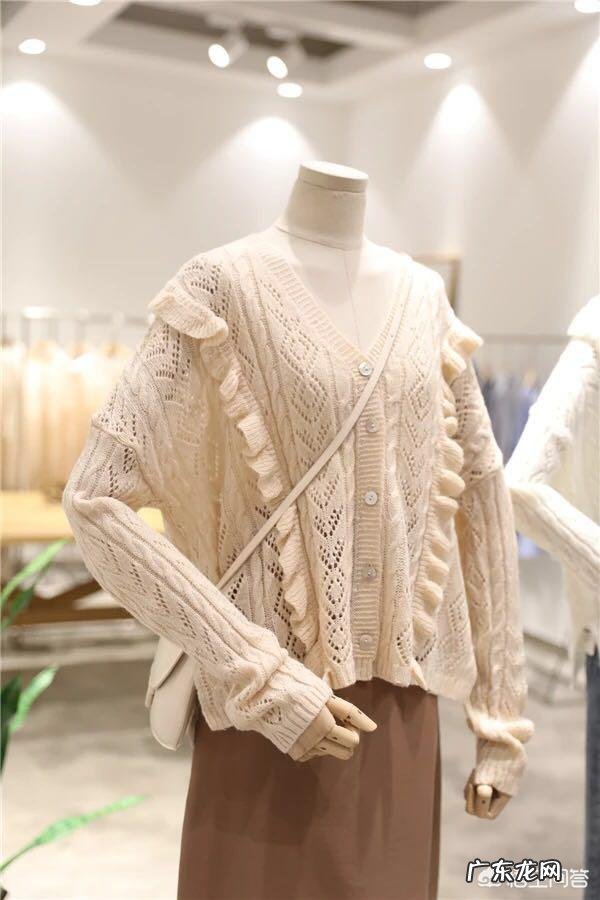 卡其色的下装配什么颜色的上装好看?应该如何进行搭配?