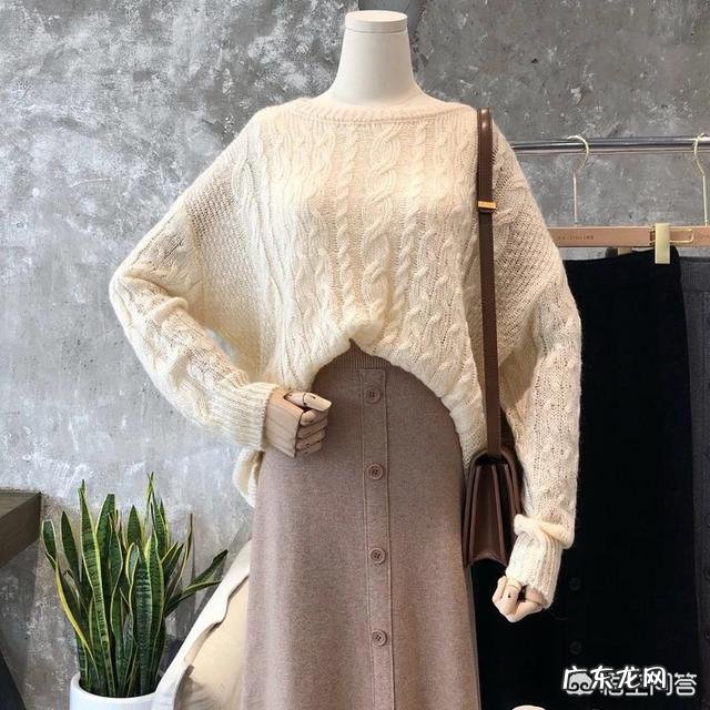 卡其色的下装配什么颜色的上装好看?应该如何进行搭配?