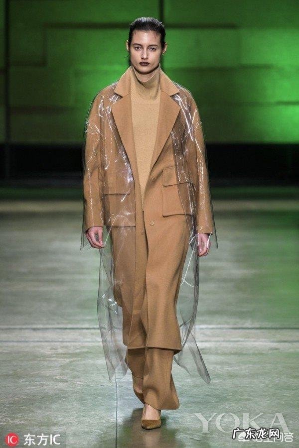 卡其色的下装配什么颜色的上装好看?应该如何进行搭配?