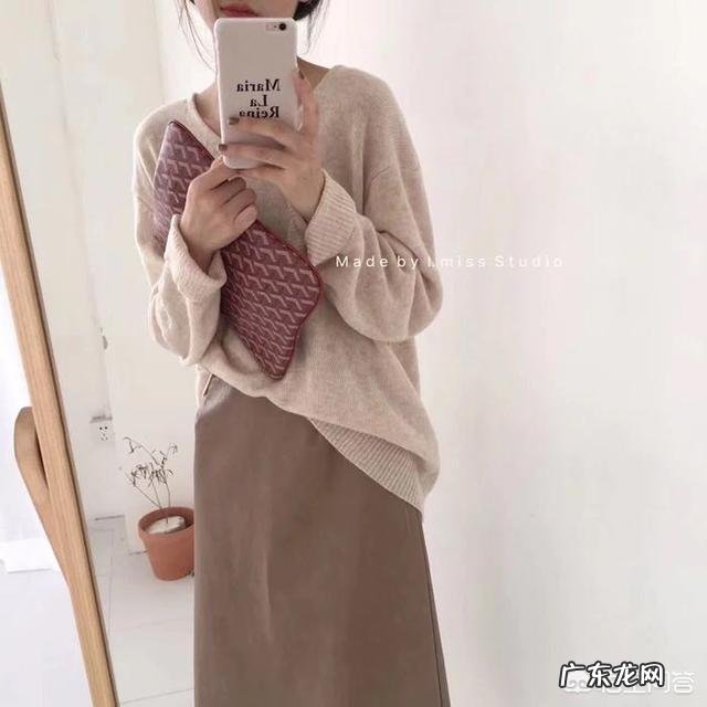 卡其色的下装配什么颜色的上装好看?应该如何进行搭配?