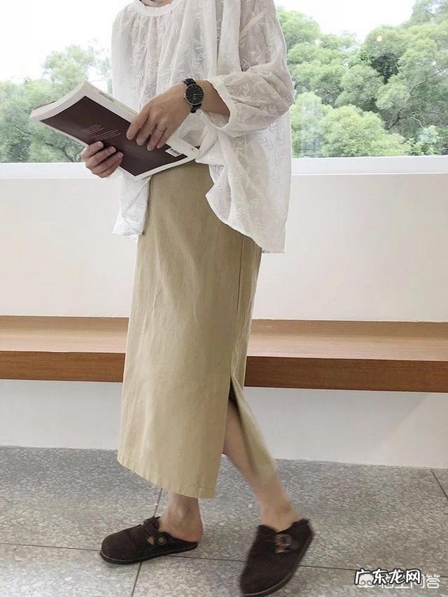 卡其色的下装配什么颜色的上装好看?应该如何进行搭配?