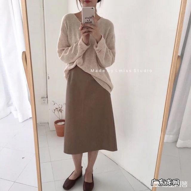 卡其色的下装配什么颜色的上装好看?应该如何进行搭配?