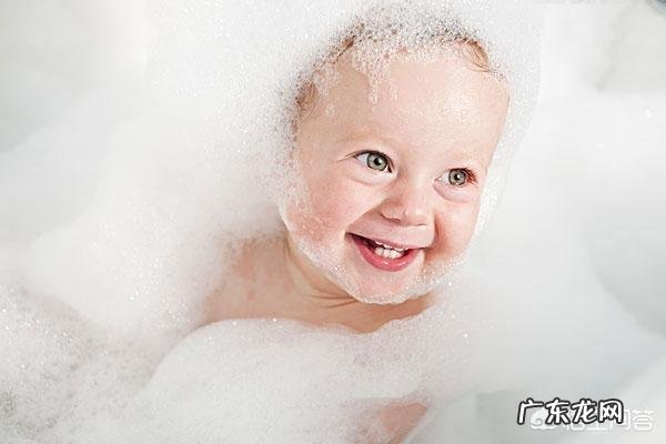 天气越来越冷,1至5岁的小宝宝多久洗一次澡?对身体健康没有影响呢?