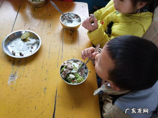 宝宝三岁吃饭特别慢,父母该怎么办才能提高宝宝的吃饭速度?