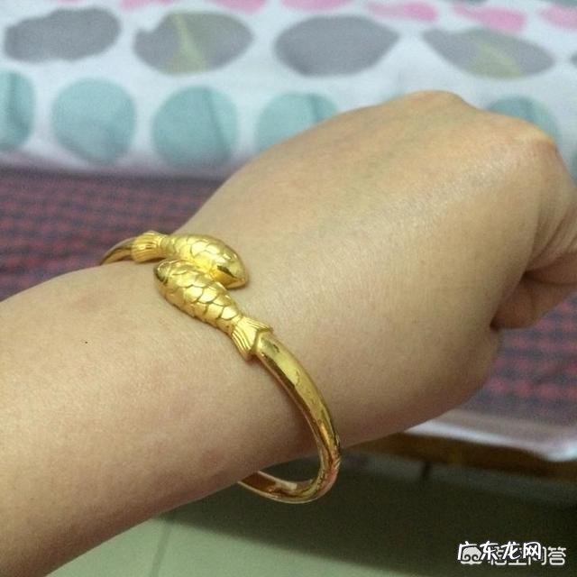 金手镯戴哪只手比较好?为什么?