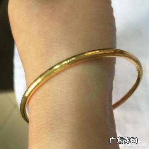 金手镯戴哪只手比较好?为什么?