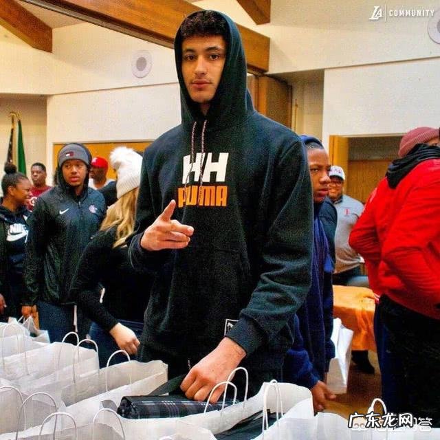 湖人众星晒节日照!詹姆斯一家五口同框,科比四个女儿,波普三个儿子,你怎么看?