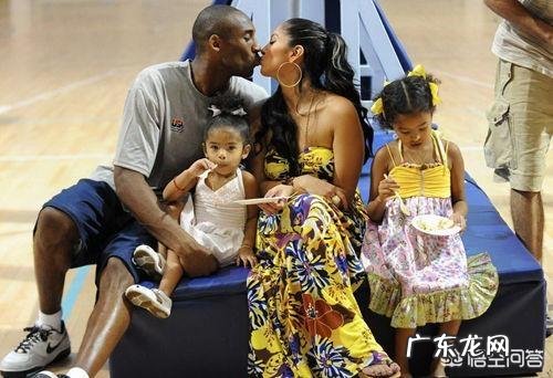 湖人众星晒节日照!詹姆斯一家五口同框,科比四个女儿,波普三个儿子,你怎么看?