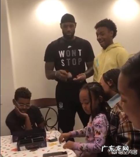 湖人众星晒节日照!詹姆斯一家五口同框,科比四个女儿,波普三个儿子,你怎么看?