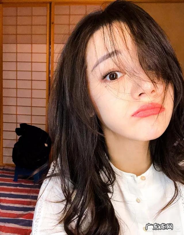 迪丽热巴也有非主流时期,妩媚浮夸的大浓妆自拍你觉得如何?