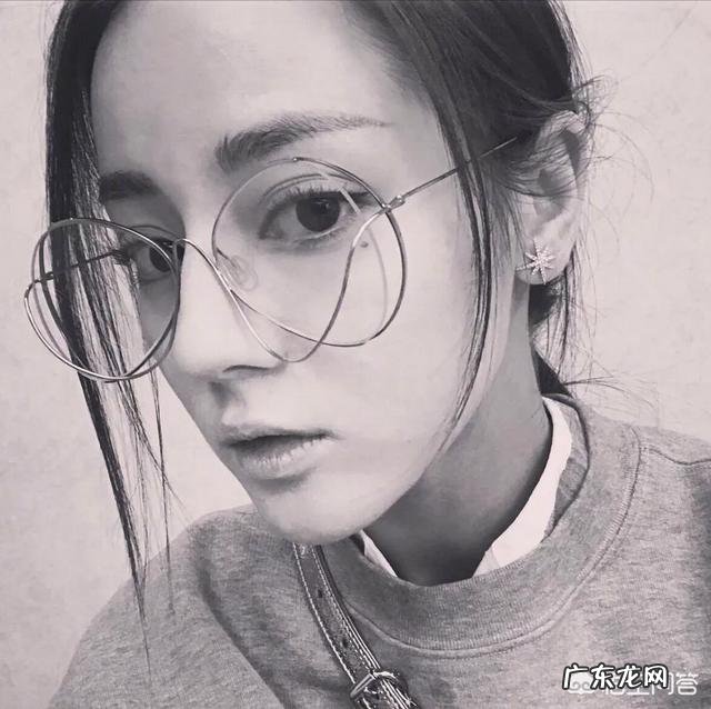 迪丽热巴也有非主流时期,妩媚浮夸的大浓妆自拍你觉得如何?