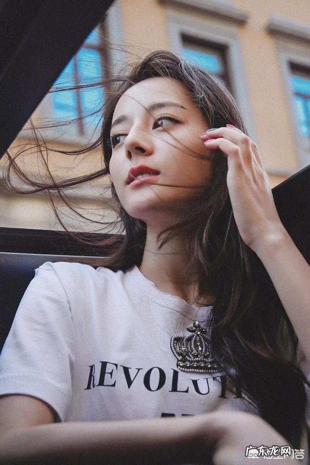 迪丽热巴也有非主流时期,妩媚浮夸的大浓妆自拍你觉得如何?