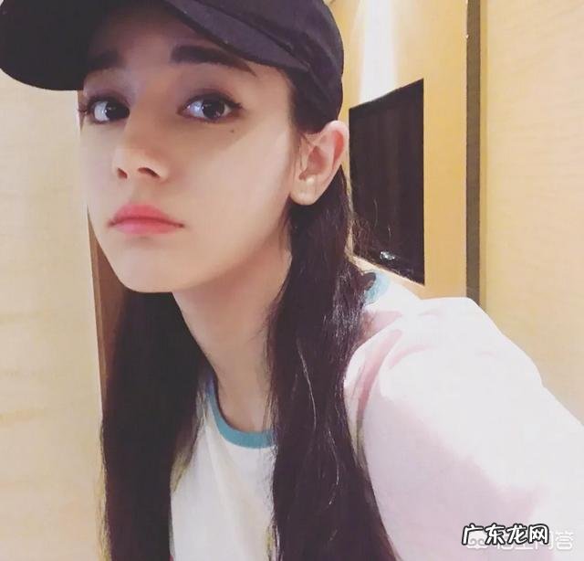 迪丽热巴也有非主流时期,妩媚浮夸的大浓妆自拍你觉得如何?