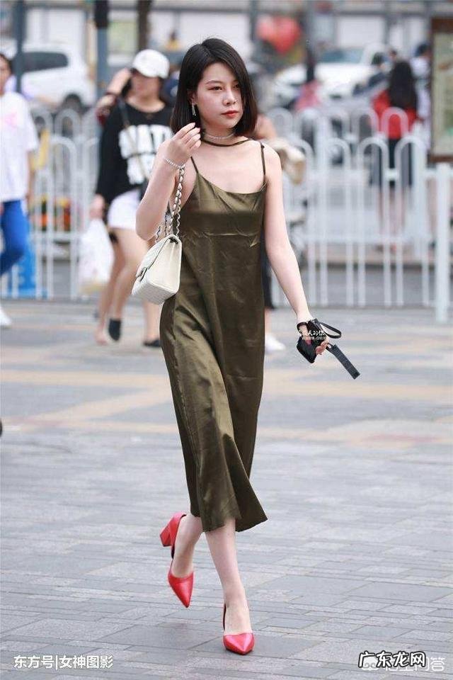 怎么能把吊带裙穿得好看?