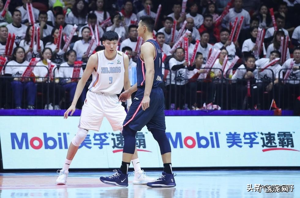 新疆主场对阵广东,斯托克斯戴着黑色口罩作壁上观,并未出战,他究竟怎么了?