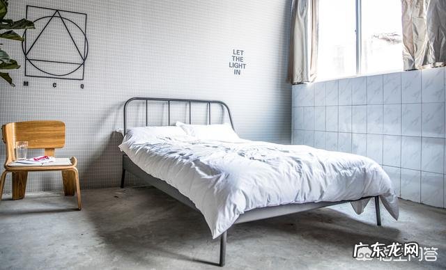 在日常生活中，玻璃怎么才能轻松擦干净？