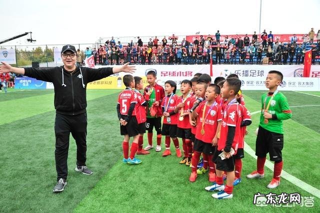 董路直播谈国足军训营，坦言中国足球从未真正职业化，对此你怎么看？