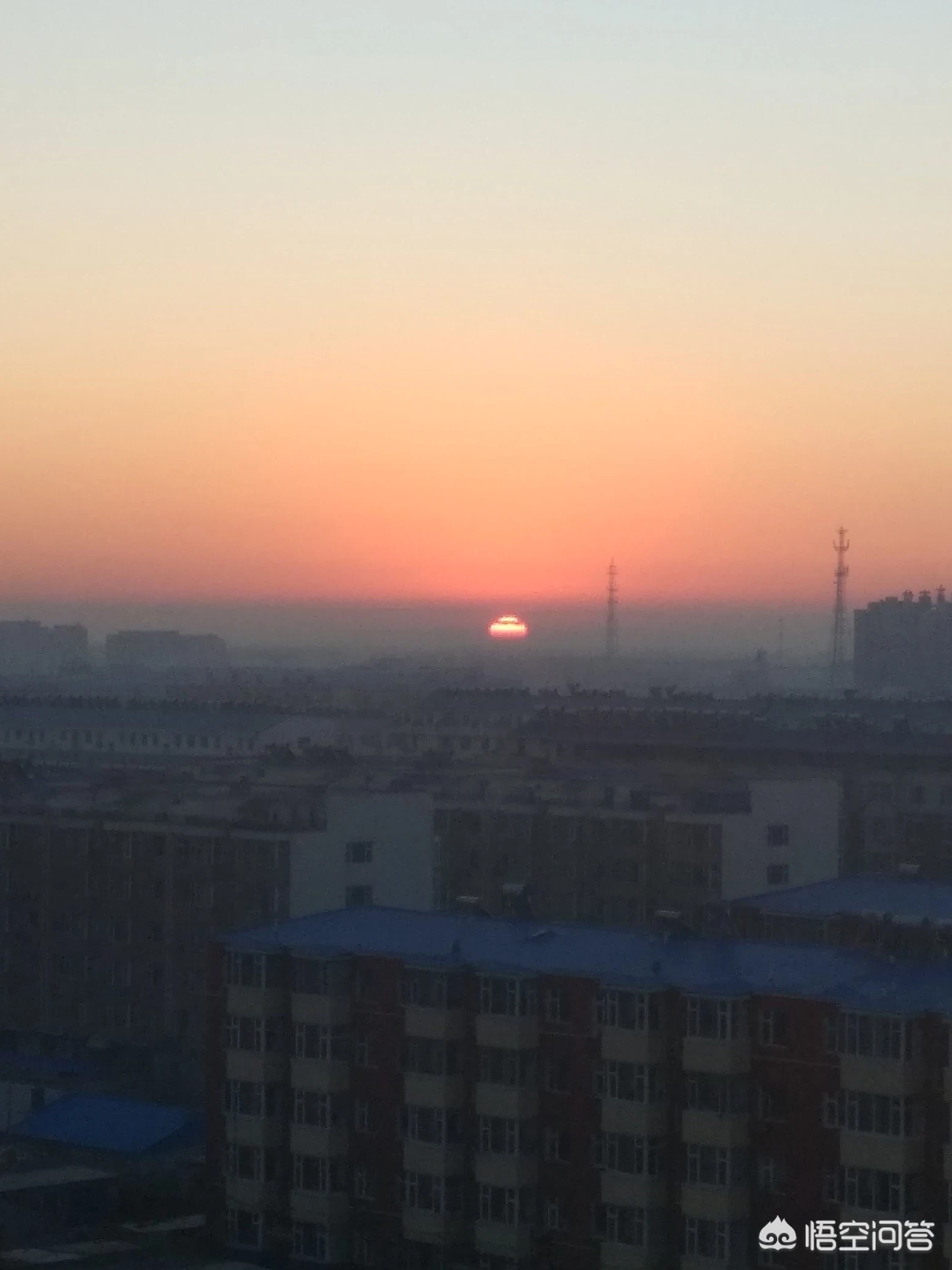 小学老师给家长安排家庭作业,让带孩子到路边广告牌子上找错别字并拍照合影,这样合理吗?